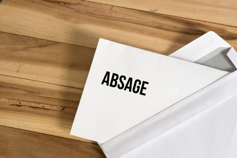 Eine schriftliche Bewerbungsabsage in einem Briefumschlag