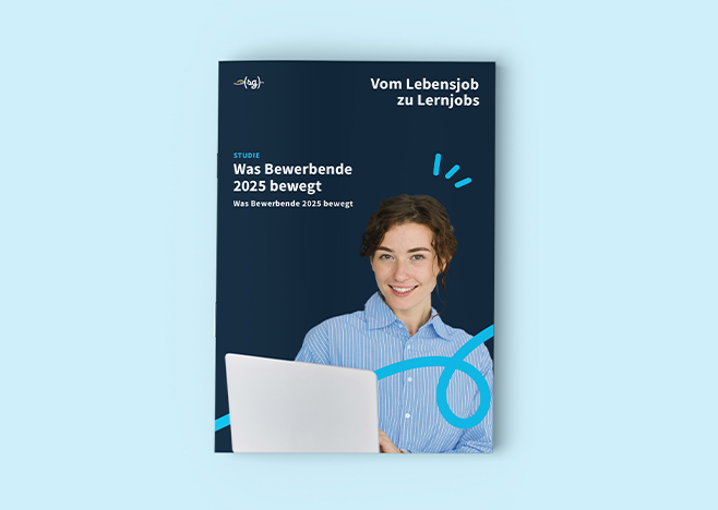 Das Titelbild der Studie zeigt eine Frau, die einen geöffneten Laptop in der Hand hält und lächelnd in die Kamera blickt