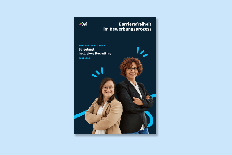 Titelbild der Studie: Zwei Personen stehen Rücken an Rücken mit verschränkten Armen. Die linke Person hat Merkmale von Trisomie 21, trägt eine Brille, einen beigen Blazer und eine weiße Bluse. Die rechte Person trägt ebenfalls eine Brille sowie einen schwarzen Blazer. Beide blicken selbstbewusst und lächelnd in die Kamera.
