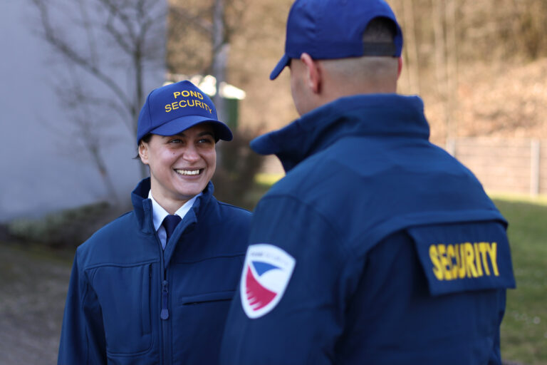 Das Bild zeigt eine Mitarbeiterin und einen Mitarbeiter von Pond Security