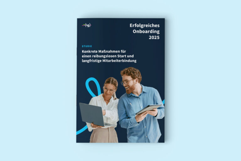 Ein Mann und eine Frau schauen lächelnd auf einen Laptop